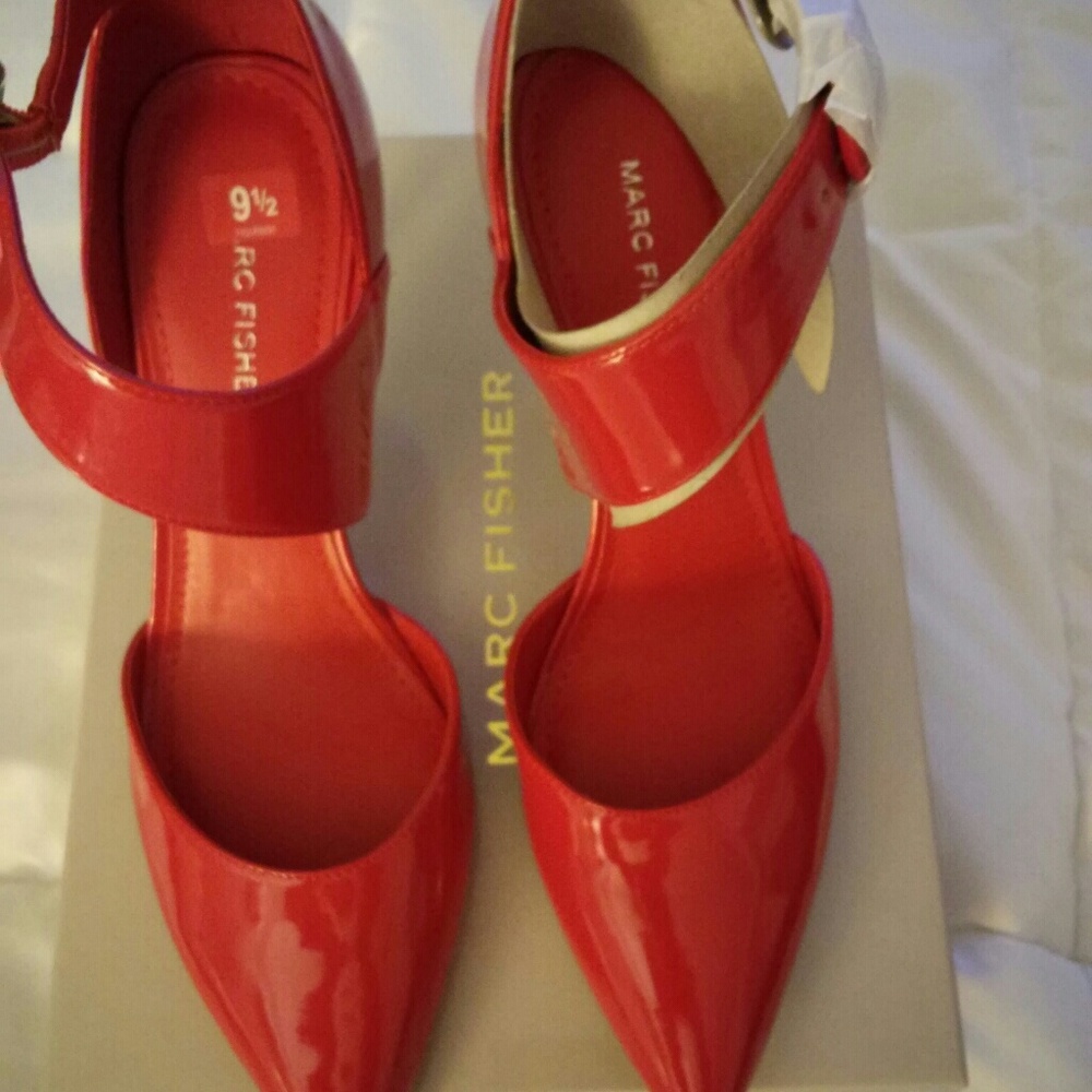 Asymmetric Red Pump size 9 1/2